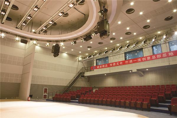 a500㎡多功能演播廳配置國内先進燈光音響設備，能提供小劇場、小型演唱會等多種服務。_副本